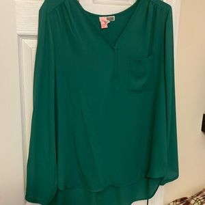 Beautiful Kelly Green Tunic Blouse w V Neck and Hi Low Hem
